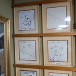 若鶏時代 なると - 店内は、サインでいっぱい!!　左上はギャル曽根だし…