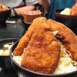 ガロ - 右奥は小盛りのカツをどかしたところ