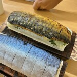 とれとれ寿司 - 焼き鯖寿司と通常の鯖寿司