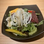炭火焼肉 なかはら - 15種類の野菜が入ったサラダ、右上の赤いのはビーツ、左上の黄色いのはポリンキー、右下の緑はサラダ用ゴーヤだったかな？