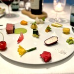 エスキス - ⚫︎高潔な大地‥仔羊、能登の風景
                                ローストしたフランス仔羊に抹茶とパセリのソース、茹でた株には胡麻と豆腐のペースト、ニンジンのペースト、トウモロコシ味噌、ビワの下には梅ジャム‥など