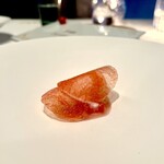 エスキス - ⚫︎直感‥スイカ、ロゼワイン、ラベンダー
      器にラベンダーの香りを付けたタピオカ、スライスしたスイカ、爽やかな酸味のヨーグルトのアイス、ロゼワインのソースと一緒に。アイスはシャーベット状でした。