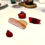 エスキス - ⚫︎均整‥キンキ、トマト、リバーブペースト
      皮面を炙った北海道キンキ、付け合わせにハッカオイルでコンフィにしたアメーラトマト、ビーツの中に刻んだ黒オリーブ、紫蘇のコンティマン、キンキの肝を使ったソース。