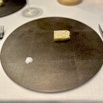 エスキス - ⚫︎錬金術‥フロマージュ　醸し
      ミルフィーユになったチーズ。外側に白板昆布、コンテチーズ、ブルイアルチーズ、刻んだ黒トリュフを合わせたマスカルポーネチーズ、表面に日本酒ゼリーを使用。塩で変化を楽しむ。