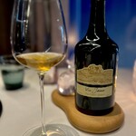エスキス - ペアリングが終了したので、チーズに合うワインを急遽追加。フランスの酸化熟成型イエローワイン。変わった味で、紹興酒に近い味。コクのあるタイプで、チーズにお薦めでした。