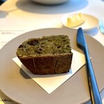 エスキス - ヨモギとオリーブのパン
      ヨモギと外はカリッと、中はふっくら。隠し味のマッシュルームルームの旨みが絶妙！