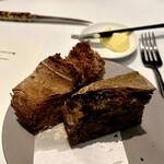 エスキス - （左）クラシカルなパン・ド・カンパーニュ　（右）ヨモギのパン