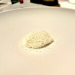 エスキス - ⚫︎愉しみ‥アーモンド、ココナッツ、ジャスミン
      下にジャスミンを使ったクリーム、サクサクのココナッツメレンゲ、フワフワのアーモンドのムース、ココナッツとホワイトチョコのパウダー　メレンゲがフワフワ