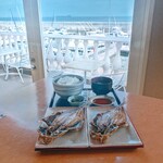 シーサイドスパ マリーナ展望レストラン - 窓向き2人用テーブル席