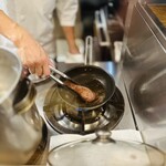 小鳥と苺 Bistro - オープンなキッチン 焼き焼き