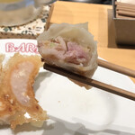 餃子といえば芭莉龍 - 焼餃子の肉はピンク色です。