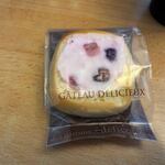 FADIE COFFEE  - キューブサンド（ベリー＆チーズ）２５０円。
 
パン生地にブルーベリー・イチゴ・ラズベリー、クランベリーをチーズムースに包んで仕上げたケーキです。