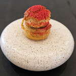 Simplicité - ランチコース 12100円 のほうじ茶のシュークリーム ラズベリーパウダー