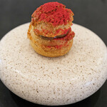 Simplicité - ランチコース 12100円 のほうじ茶のシュークリーム ラズベリーパウダー