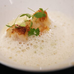 Simplicité - ランチコース 12100円 の帆立焼き 枝豆リゾット 貝の出汁のスープ 生姜の香り