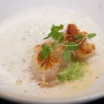 Simplicité - ランチコース 12100円 の帆立焼き 枝豆リゾット 貝の出汁のスープ 生姜の香り