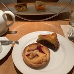 お茶とお菓子まやんち - ファーブルトンとプラムのタルト