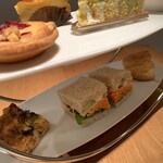 お茶とお菓子まやんち - 人参とアボカドの野菜サンドがめっちゃ美味しくてお気に入り。以前はグランドメニューにこのサンドイッチやキッシュプレートがありました