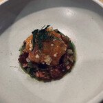 ハウスサンアントン - サーモンのタルタルを　やたら　という山形のダシみたいな野菜刻みに載せて