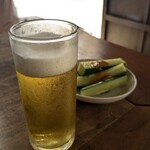 三澤屋 - お蕎麦ができるまで、美味しいお味噌のかけられた新鮮な胡瓜てビール