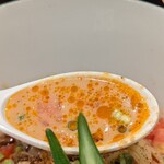 七席中華 コバコ - スープはこんな感じ。トマト色でしょ