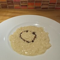 アドゥエパッシ - Risotto al Parmigiano e Aceto Balsamico Invecchiato 50 anni 