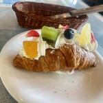 ROSEHIP CAFE - ミニスイーツクロワッサンの季節のフルーツサンド