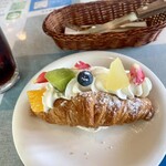 ROSEHIP CAFE - ミニスイーツクロワッサンの季節のフルーツサンド