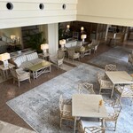 ザ・ブセナテラス クラブラウンジ - 階段から見たクラブラウンジ