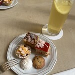 ザ・ブセナテラス クラブラウンジ - ミニケーキとドリンク