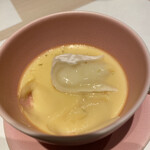 鮨のしはち - 我慢できずに一口食べたカマンベール茶碗蒸し