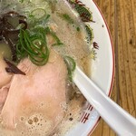 福間ラーメンろくでなし - こってりの味玉ラーメン950円　右