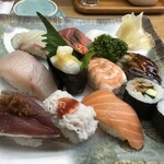 すし鶴 - 巻きモンも合わして12貫　小鉢と赤出汁付いて800円　
      ヤバいっしょ