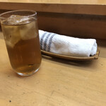 すし鶴 - 熱茶も選べるけど、麦茶にしてもろた。