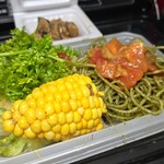 キッチン ブルー グローブ - 今回はとうもろこし、レタス、パセリ、納豆と共に
