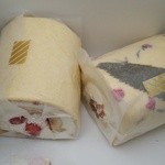 ラデュグーテ - 苺ロールと桜ロールのハーフ