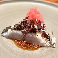 馳走西健一 - ❸泳がせキサワラ
                      〜炭火焼きで炙ったサワラ、マスタードソースとムラサキキャベツを添えて。サワラの甘味ある柔らかさにマスタードが合うとはなかなかない発想。