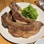 ラ・テラッツァ 芦ノ湖 - 初めての肉料理！　和豚もち豚のスペアリブ
      お参り前になんとなくパワーを付けたくってw
      三本入りで、とにかく超ボリューム！塩味が効いていてワインと合わせたかったんですよねぇ