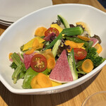 ラ・テラッツァ 芦ノ湖 - 相変わらずの美しいサラダ　
      玉ねぎドレッシングが美味なのです