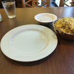 行徳ビリヤーニーハウス - この皿にあけて食べる。ゆうに2杯分はある