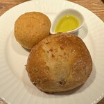 格之進 ハンバーグ&バル - ライ麦パンと胚芽パン