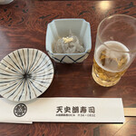 天史朗鮨 - お通しの生シラスはピンピン！
      我慢できずにビールが減ってるのはご愛嬌