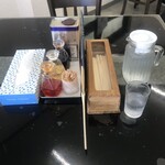 天紅 - 各テーブルに団扇あり