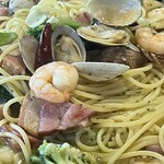 pasta家 - 海老とブロッコリーのアーリオオーリオ ¥1,450 トッピング あさり¥500 ベーコン ¥500 麺1.5