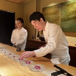 鮨 一幸 - 鰹の盛り付けをする工藤さん