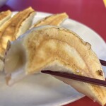 一品香 - 大きなサイズの食べ応えある餃子。中は餡が詰まっている