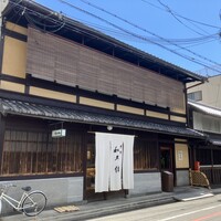 室町 和久傳 - 暖簾のかかっているところはショップで、お食事は右手の入り口から