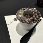 ラ ターブル ドゥ ジョエル・ロブション - デザート(私) なめらかなショコラのガナッシュにビタークッキーでコーティングしたカカオのグラスを乗せて