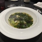 ラ ターブル ドゥ ジョエル・ロブション - 温前菜(私) 帆立貝とミニアスパラガスに生姜のブイヨンを注いで