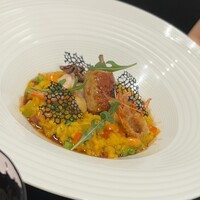 ラ ターブル ドゥ ジョエル・ロブション - 温前菜　魚介類と手羽先のソテーを乗せたリゾット　パエリアのイメージで(プラス料金)